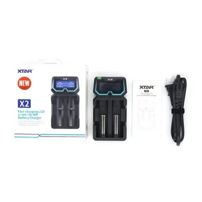 Chargeur de batterie X2 Xtar Light avec boîte, appareil et câble USB, vue d'ensemble Chargeur de batterie X2 Xtar Light avec boîte, appareil et câble USB, vue d'ensemble