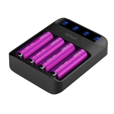 Chargeur de batterie Efest Lush Q4 avec 4 accus lithium-ion violets dans son compartiment