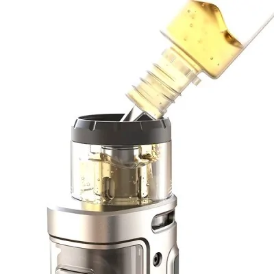 Kit Pod Veynom LX avec réservoir transparent et liquide e-cigarette en cours de remplissage