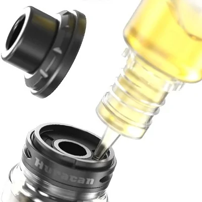 Kit Revolto 220w Aspire: closeup du clearomiseur avec son drip tip et une bouteille d'e-liquide Kit Revolto 220w Aspire: closeup du clearomiseur avec son drip tip et une bouteille d'e-liquide