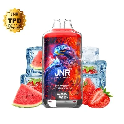 Bouteille JNR entourée de glace, fraises et pastèque, avec logo aigle coloré sur l'étiquette Bouteille JNR entourée de glace, fraises et pastèque, avec logo aigle coloré sur l'étiquette