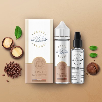 E-liquide Café Noisette Petit Nuage avec flacons, grains de café et noisettes sur fond beige E-liquide Café Noisette Petit Nuage avec flacons, grains de café et noisettes sur fond beige