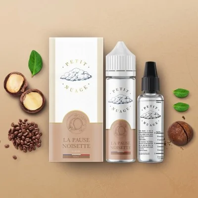 E-liquide Café Noisette Petit Nuage avec flacons, grains de café et noisettes sur fond beige