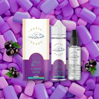 E-liquide Cassis Noir Petit Nuage, flacons et packaging sur fond de bonbons violets